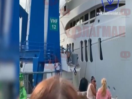 Суперлуксозна яхта на милиардер се блъсна в мост в Карибите