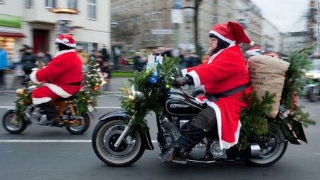 Дядо Коледа на мотор раздава подаръци на деца в нужда