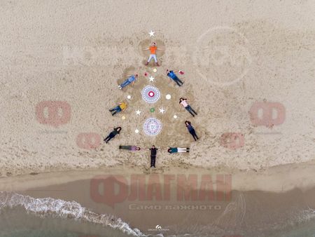 Коледа на плажа: Младежи от Варна по къс ръкав изрисуваха елха с телата си