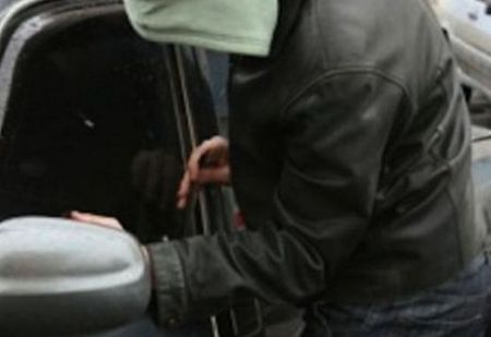 Видеокамери издадоха бургаски криминоген за кражба на Ауди посред бял ден