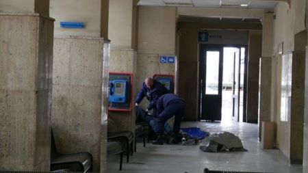 Опакован в найлон човешки труп и ковчег пред касите на гарата в Пловдив