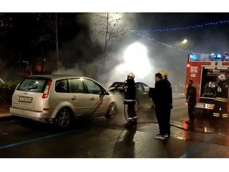 Форд избухна в пламъци край Морска гара в Бургас