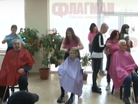 Ученици направиха празнични прически на баби и дядовци