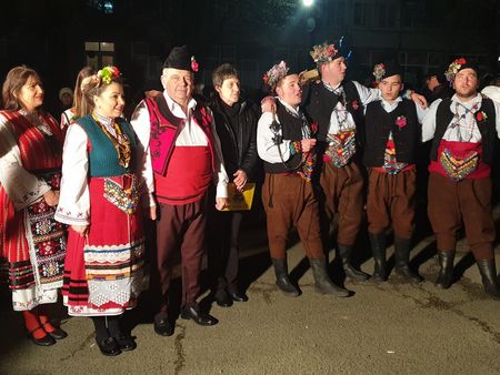 Традициите са живи: По стар български обичай посрещнаха Бъдни вечер в сунгурларското село Подвис
