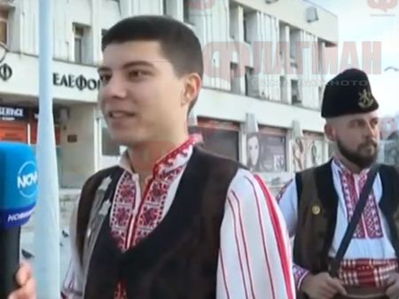 Студент от АМТИИ - Пловдив пее родопски песни и раздава вкусотии