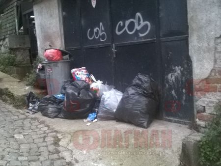 Уличките край Сахат тепе в Пловдив тънат в боклуци