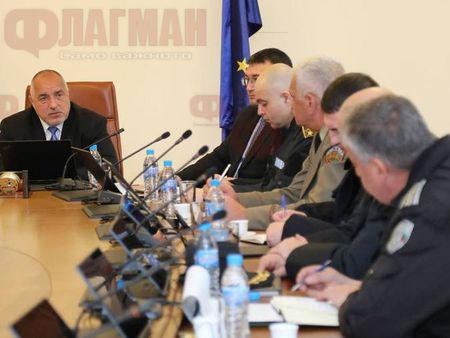 Младен Маринов се хвали, че ало-измамите намалели с 50%, Борисов скастри трима министри