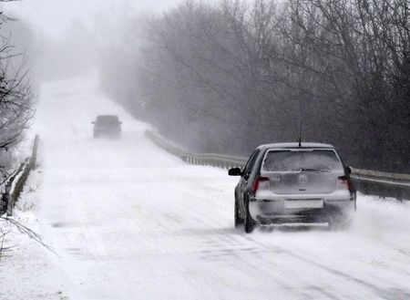 По пътищата в страната силно вали сняг, внимавайте!