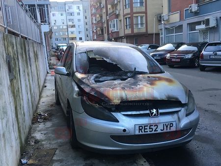 Първи снимки на изгорялото Пежо тази нощ в жк. „Славейков”, МВР търси собственика му