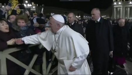 Защо Папа Франциск плесна ръката на поклонничка
