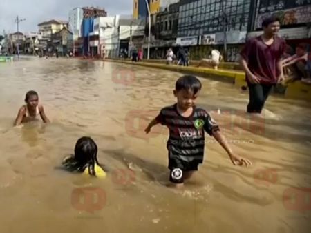 Трагедия в Индонезия: 21 души загинаха при наводнение в новогодишната нощ