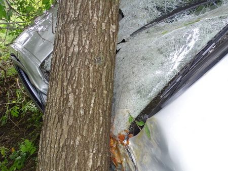 Жестока трагедия в Айтос! 19-годишен се заби в дърво и загина