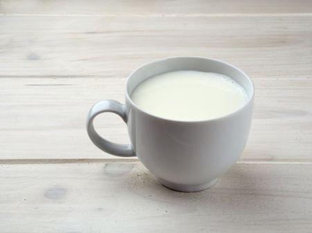 Специалисти съветват децата да пият пълномаслено мляко