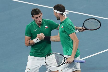 Шапки долу! България победи Великобритания на тенис