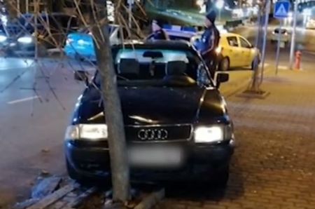 Пиян заби колата си в дърво пред сградата на Общината във Велико Търново