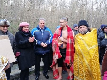 11 смелчаци се хврълиха в река Славеева в Айтос, Ивайло спаси Кръста за трети път