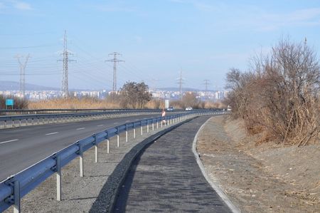 Внимание, шофьори! Чистят канавките между пътен възел ЮГ и кв. Крайморие