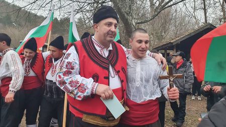 Мъжко хоро се изви на Йордановден под водопада Докузак в сърцето на Странджа, световен шампион извади Кръста