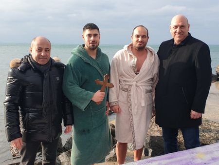 31 мъже скочиха в морето на Йордановден край Поморие