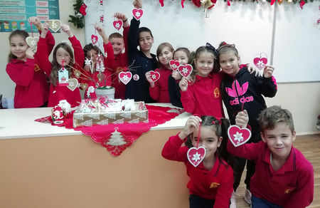 Деца творят в клуб "Шарен свят" в СУ "Любен Каравелов" в Несебър