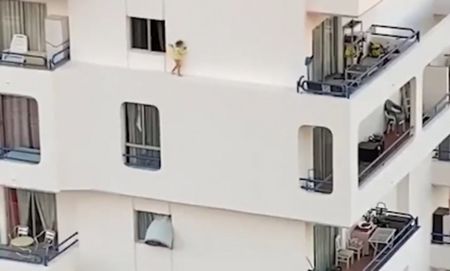 Дете се разходи по ръба на 5-етажна сграда