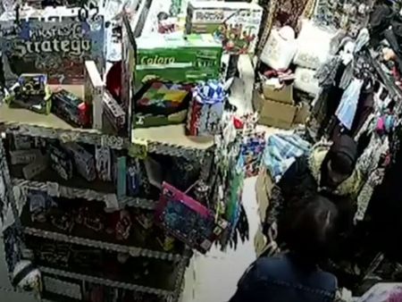 Екшън в Тракия: Крадец блъсна продавачка, но си забрави плячката от друг магазин