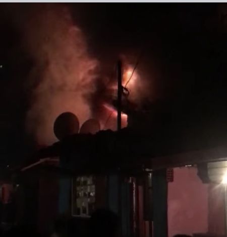Пожар избухна в бургаския кв. Кумлука, три къщи станаха на пепел