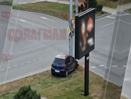 Кола се заби в уличен стълб в Пловдив, зевзеци питат кой ги слага безразборно