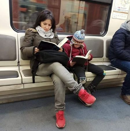 Браво! Майка и син показаха как се пътува с метрото