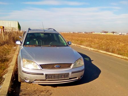 Две анонимни коли цъфнаха насред полето до Бургас