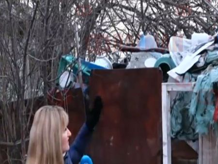 Клошар събира боклуци в частен двор и плаши съседите си с нож