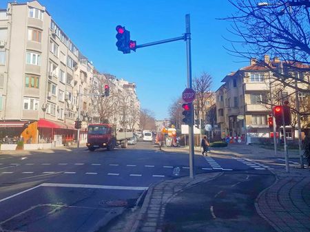 Светофарът на ул."Ген.Гурко" и ул."Цар Симеон I" вече работи, улицата става двупосочна