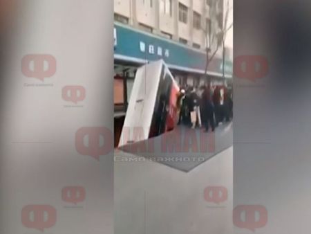 Дупка погълна автобус в Китай, шестима загинали
