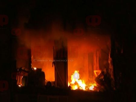 Издирват бившият полицай заради взрива на блок във Варна