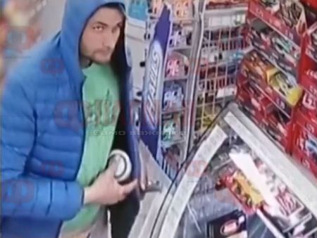 Вижте как млад мъж краде течен шоколад от магазин в Казанлък