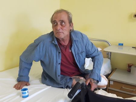 Валентин живее вече месец в УМБАЛ Бургас, горещо моли за работа и помощ за настаняване в дом