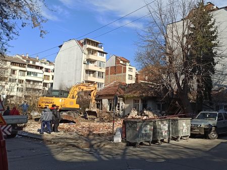 Събарят цигански катун в бургаския ж. к. "Възраждане"