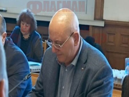Гласуват оставката на Нено Димов и избора на Ревизоро за министър