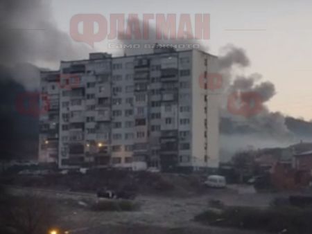 След взрива във Варна Владиславово отново в черен дим заради нагли роми