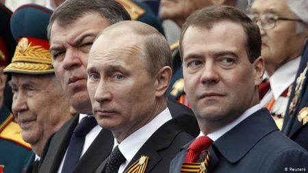 Каква е играта на Путин, защо свали кабинета на Медведев