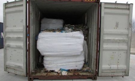 Откриха 25 контейнера с италиански боклук и във Варна