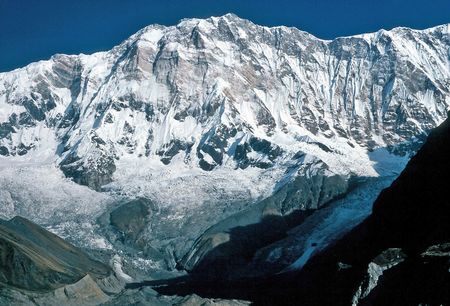 Лавина затрупа седем души в Хималаите