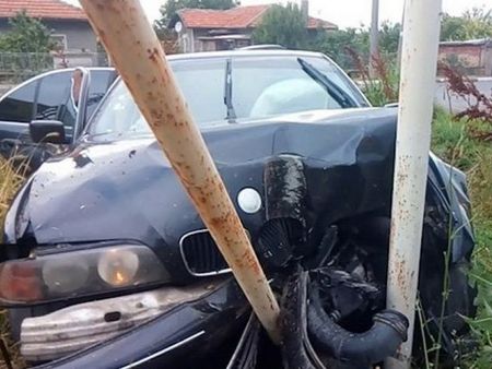 Пиян заби Мерцедеса си в стълб, друг надрусан шофьор пък отнесе стена на къща в Пловдивско
