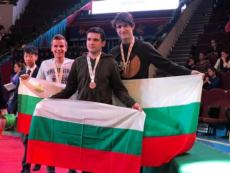 Четири медала спечелиха учениците на Математическата гимназия в Бургас от международна олимпиада в Казахстан