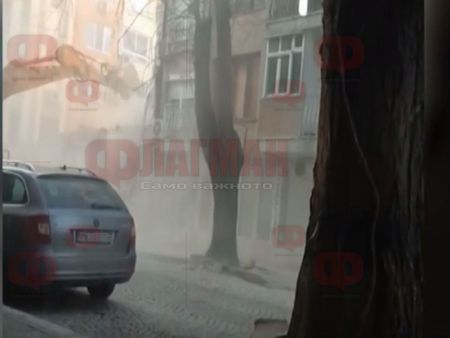 Облаци прах в Пловдив заради събаряне на сгради