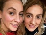 Огромно падение! Вяра и Надежда спят в кочина в Англия
