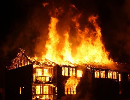Ужас! Цех за метли изгоря напълно в сунгурларското село Черница