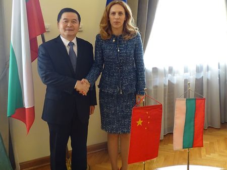 Вицепремиерът Николова се срещна с посланика на Китай