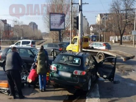 Кола се заби в уличен стълб, има загинал