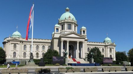 Мъж се самоуби на стълбите пред парламента в Белград